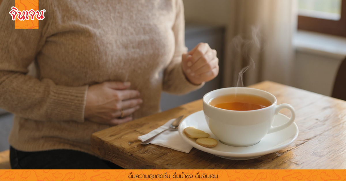 หญิงดื่มน้ำชาบนโต๊ะไม้