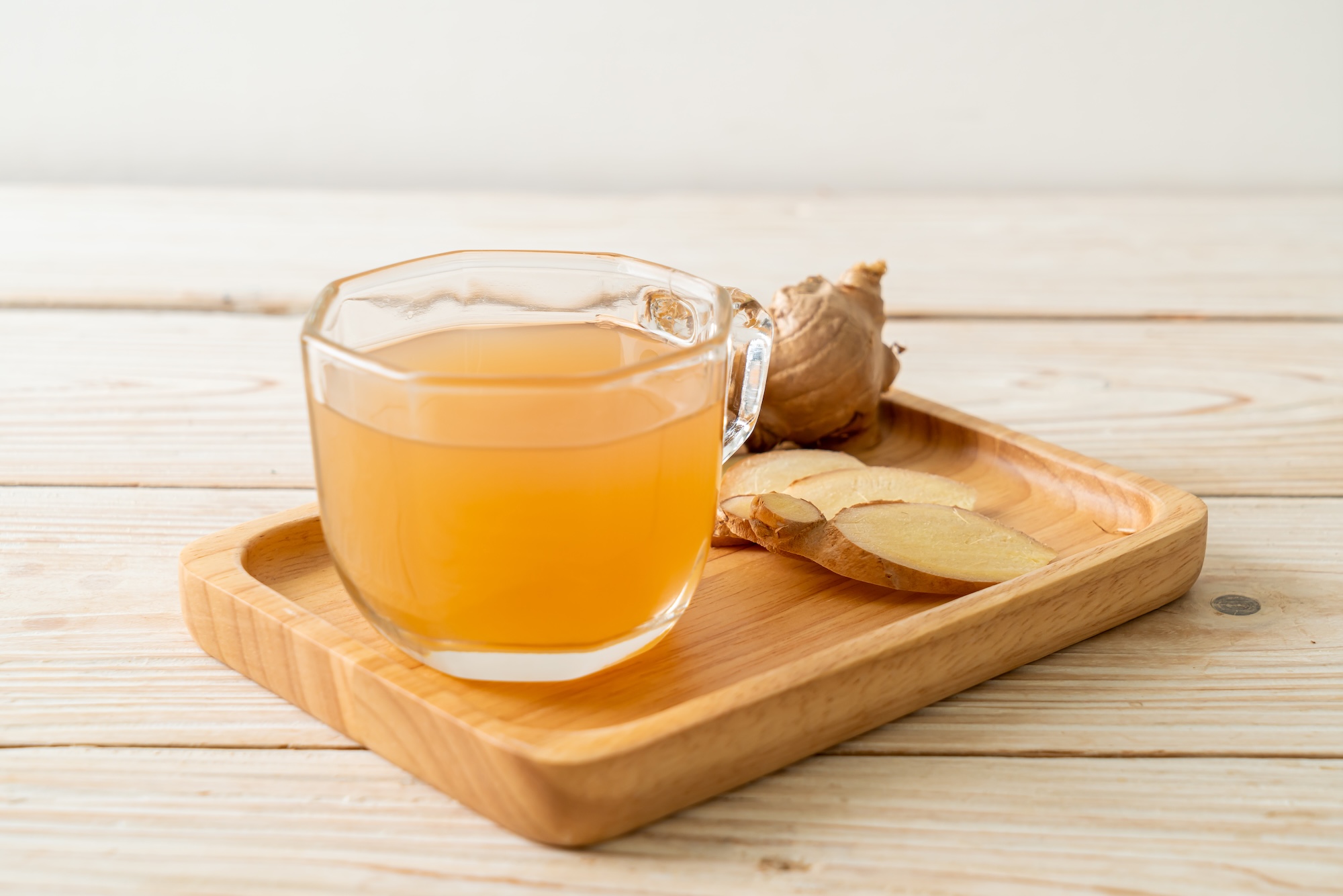 น้ำขิงในแก้วกับขิงสด